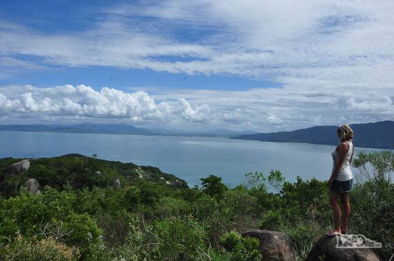 Vista do alto do Morro dos Macaccos, a caminho da praia da Tainha, em Bombinhas, litoral de Santa Catarina